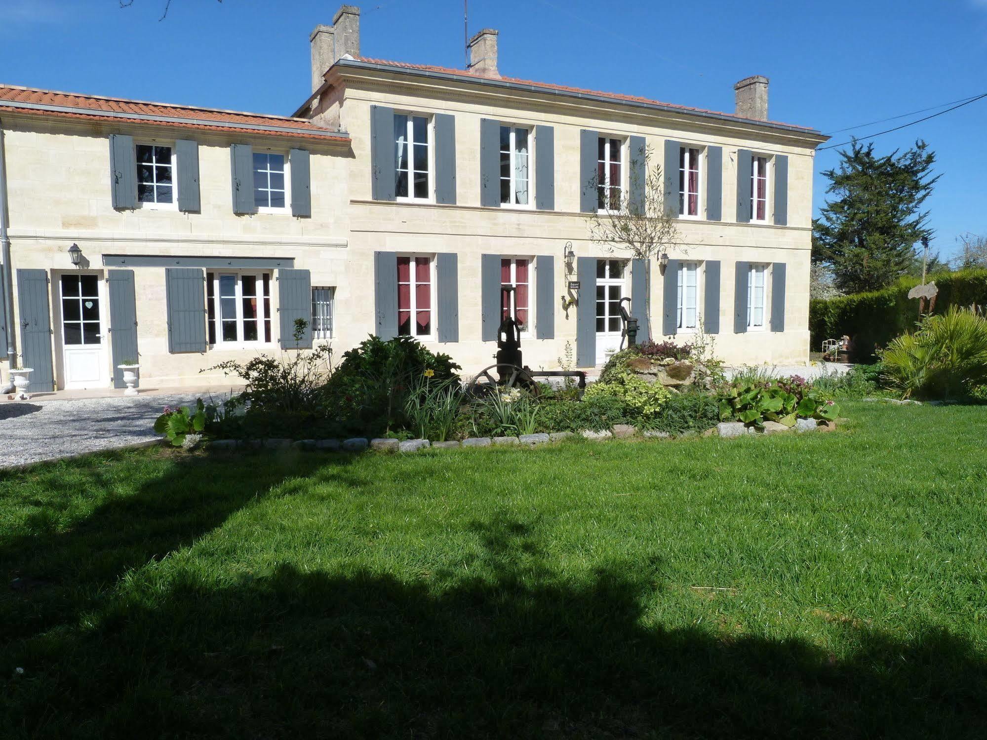 Bed and Breakfast Domaine Des Deux Cedres Gauriac Exteriér fotografie